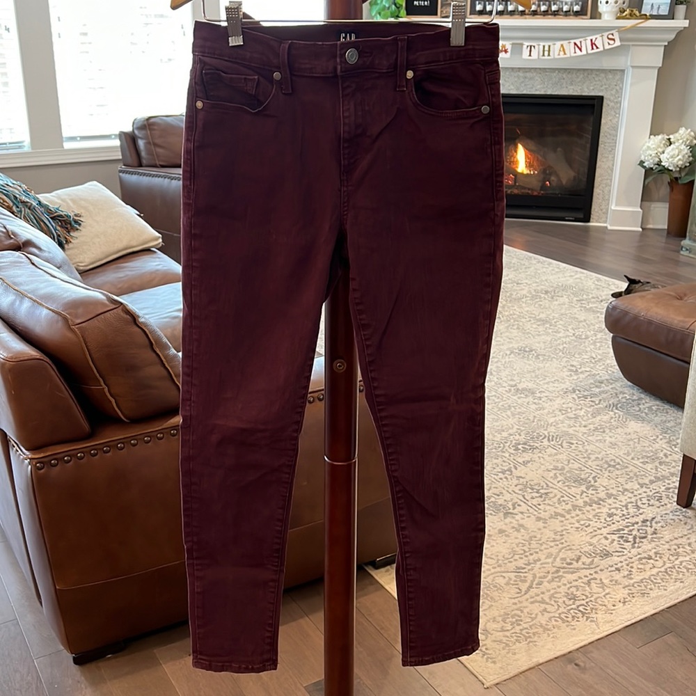 EUC Gap skinny jeans in dark maroon / ox blood color